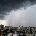Frente fria coloca SC em alerta para sequência de temporais e chuva forte