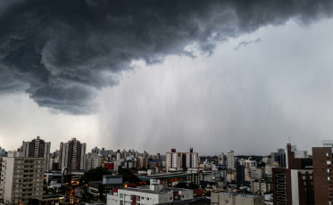 Frente fria coloca SC em alerta para sequência de temporais e chuva forte
