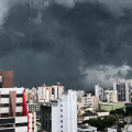 SC pode ter até 250 mm de chuva e risco de alagamentos no final de semana