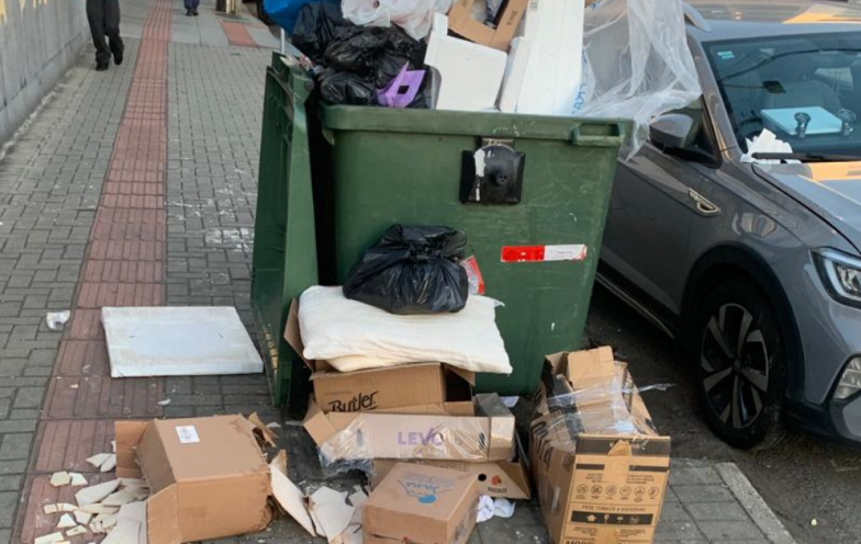 Colchões e lixo tomam calçadas e geram reclamações no Centro de Criciúma
