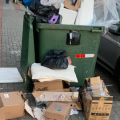 Colchões e lixo tomam calçadas e geram reclamações no Centro de Criciúma