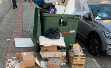 Colchões e lixo tomam calçadas e geram reclamações no Centro de Criciúma