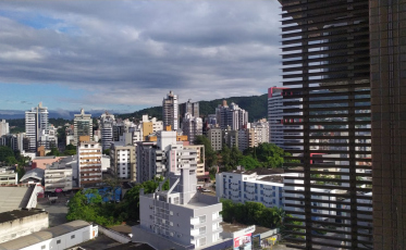 Terça-feira com possibilidade de chuva até o meio-dia; sol deve aparecer à tarde