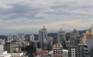Frente fria muda o tempo e derruba temperaturas em Criciúma e região