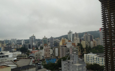 Quinta-feira com tempo nublado em Criciúma e região