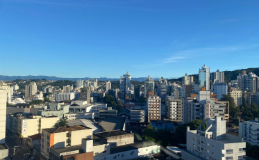 Tempo estável e com presença de serração na região