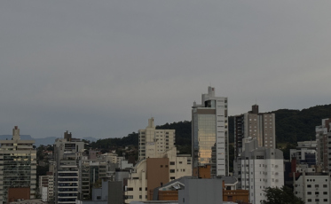 SC amanhece com frio e tempo seco nesta quinta, mas chuva chega na sexta