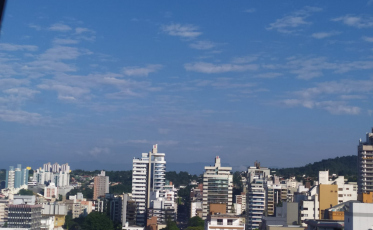Quinta-feira com sol entre nuvens e risco de chuva à tarde