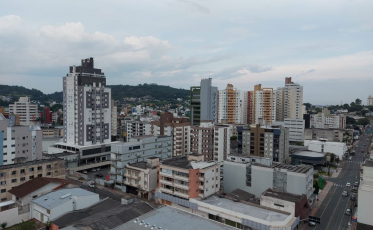 Nuvens, abafamento e calor nesta terça de Carnaval