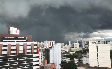 Tempo muda e pancadas de chuva atingem a região (VÍDEO)