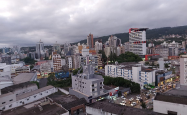 O sol aparece entre nuvens nesta terça