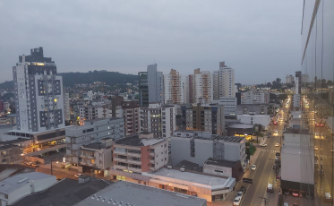 Fim de semana começa com chuva. Depois, sol