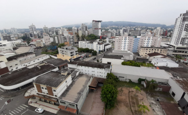 Sol entre nuvens, abafamento e mais calor