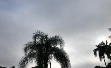 Sol entre nuvens e chance de trovoada à tarde 