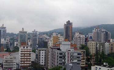 As nuvens dominam. A chance de temporal diminui