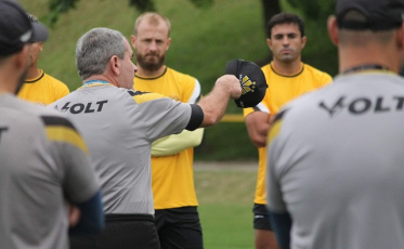 Tencati ganha reforços para o confronto contra o Vila Nova