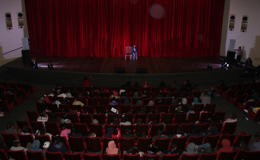 Peça teatral promovida pelo Creas leva mais de mil crianças ao Teatro Elias Angeloni