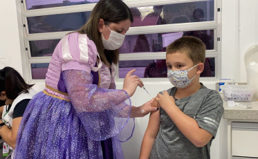 Covid-19: técnica de enfermagem se veste de princesa para vacinar crianças
