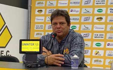 Auxiliar Juninho reclama da arbitragem e vê evolução no Criciúma