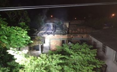 Telhado de casa fica parcialmente destruído após incêndio em Araranguá