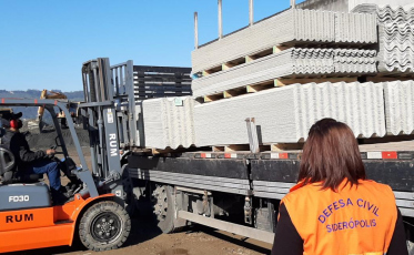 Defesa Civil recebe novo lote de telhas para doar a atingidos por ciclone