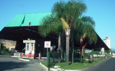 Homem surta e tenta se jogar na frente de carros na Avenida Centenário