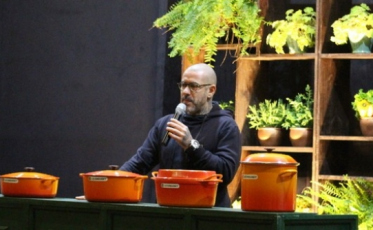 Chef Henrique Fogaça bate papo na Unesc