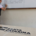 Santa Catarina lança edital para concurso público com até 10 mil vagas para educação