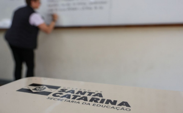 Santa Catarina lança edital para concurso público com até 10 mil vagas para educação