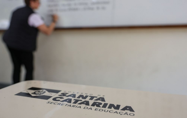 Santa Catarina lança edital para concurso público com até 10 mil vagas para educação