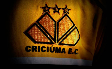 Criciúma começa mal, mas consegue empate na primeira etapa
