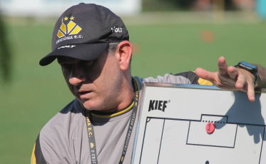 Elenco do Criciúma faz treino técnico e tático