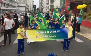 Tiquinhos homenageiam a Pátria em desfile