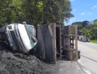 Carreta de Siderópolis tomba e fere motorista na BR-282