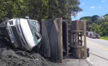 Carreta de Siderópolis tomba e fere motorista na BR-282
