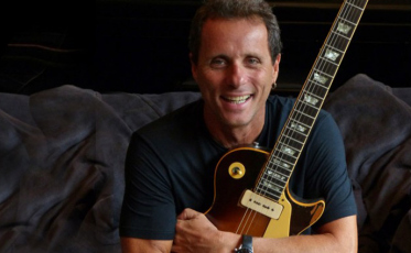 Autor de livros, apresentador e quase arquiteto, as histórias do titã Tony Bellotto