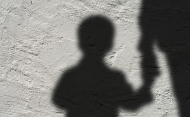 Justiça condena mulher por torturar a própria filha de apenas dois anos