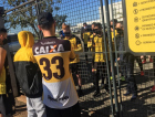 No portão do CT, torcedores cobram jogadores do Tigre