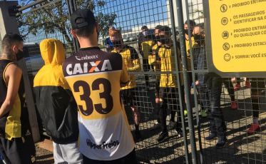 No portão do CT, torcedores cobram jogadores do Tigre