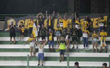 Inédito: Torcida visitante sai antes do estádio em Goiás