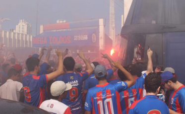 Torcida do Marcílio Dias faz bagunça e deixa prejuízo em restaurante