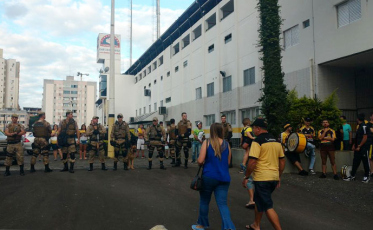 Torcida do Tigre protesta e pede a volta de Argel  (VÍDEO)
