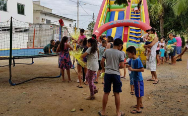 Torcida feminina carvoeira promove ação de Páscoa