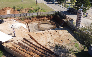 Obras da réplica da Torre de Pisa avançam em Pedras Grandes