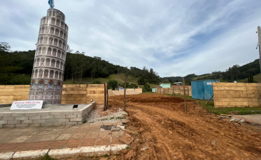 Obras da réplica da Torre de Pisa avançam em Pedras Grandes (FOTOS E VÍDEOS) 