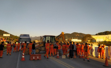 Palhoça: em protesto contra salários atrasados, trabalhadores fecham a BR-282