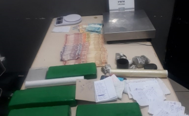 PM prende traficantes com cinco quilos de maconha