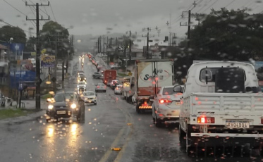 Chuvas causam transtornos no trânsito e alterações nas linhas de ônibus 