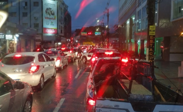 Chuva traz caos ao trânsito de Criciúma