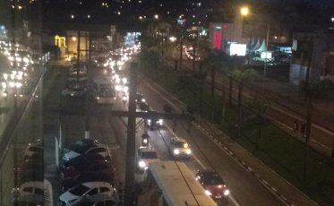 (VÍDEO) Acidente interrompe pista da Avenida Centenário